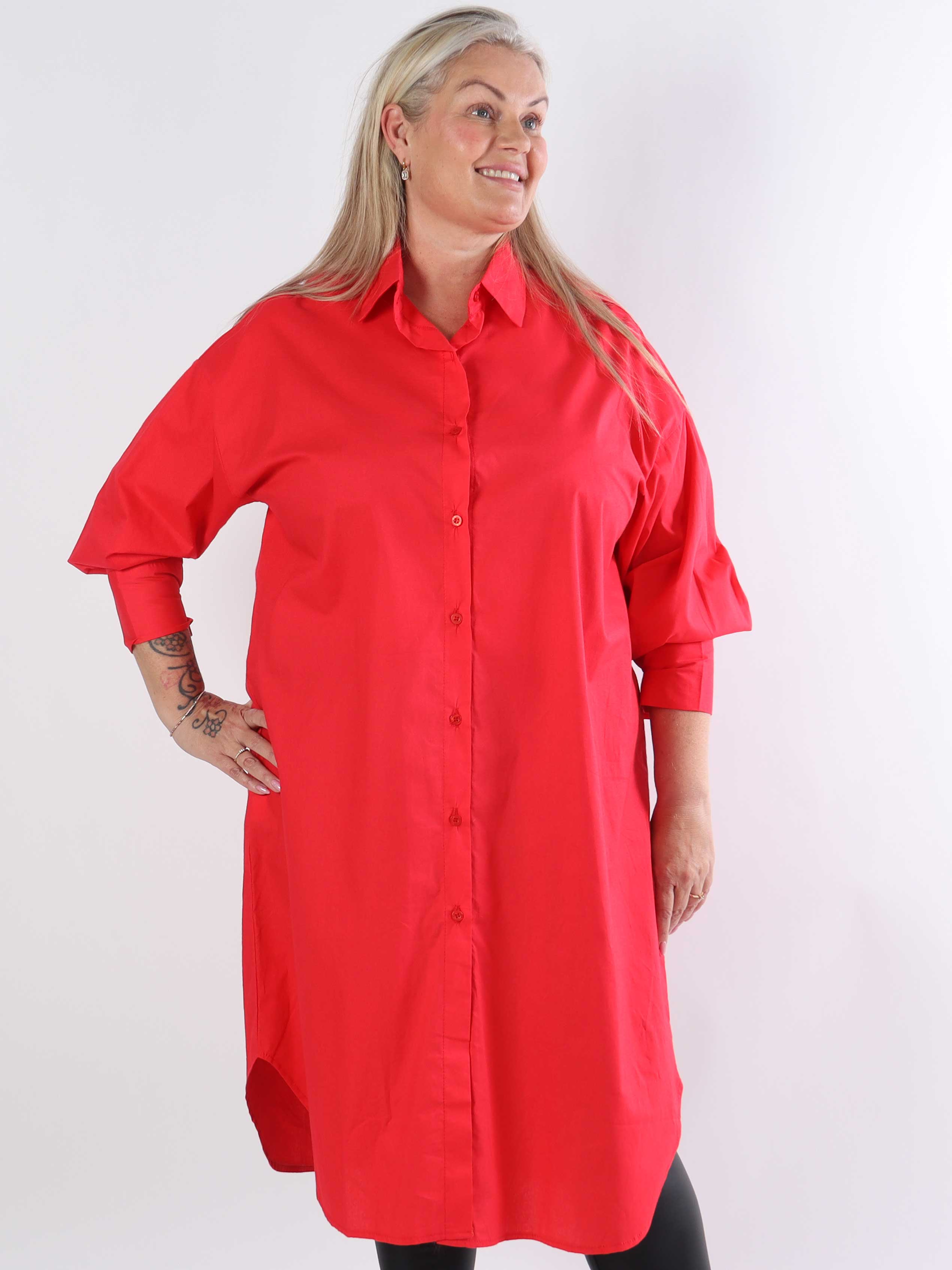 Ceylan - Lång skjortklänning i enfärgad bomull i plusstorlek